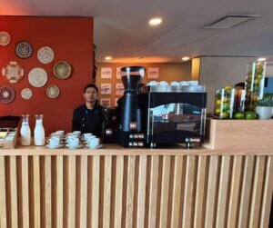 Barista y máquina de café para eventos empresariales